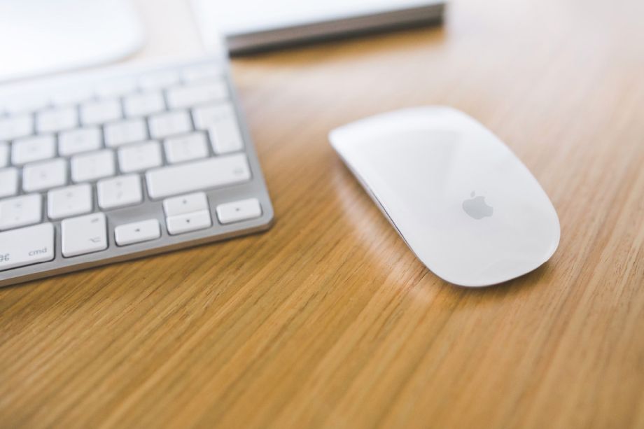 Apple Maus und Tastatur auf Holztisch